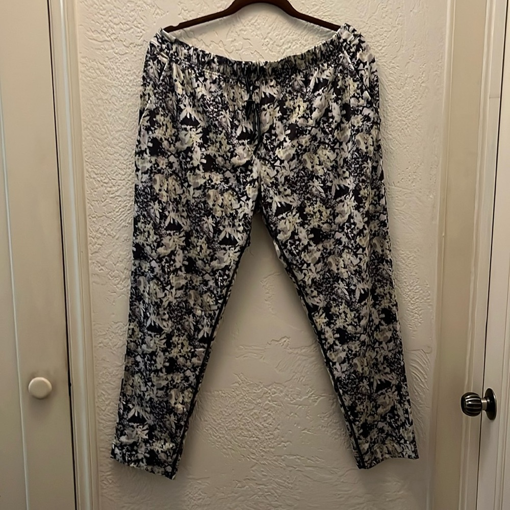 Lululemon relaxed fit. Elastic & draw string waist band. Front/back pockets.
